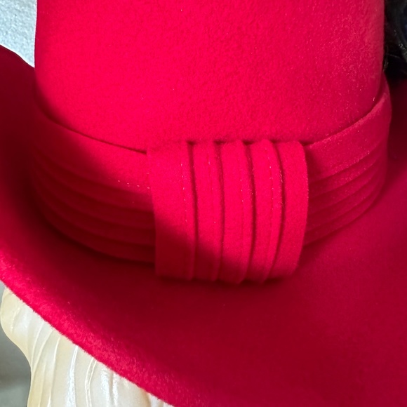 REGAL RED FELT VINTAGE HAT WITH CONICAL CROWN + FEATHER SPRAYS + BROOCH - Picture 7 of 15